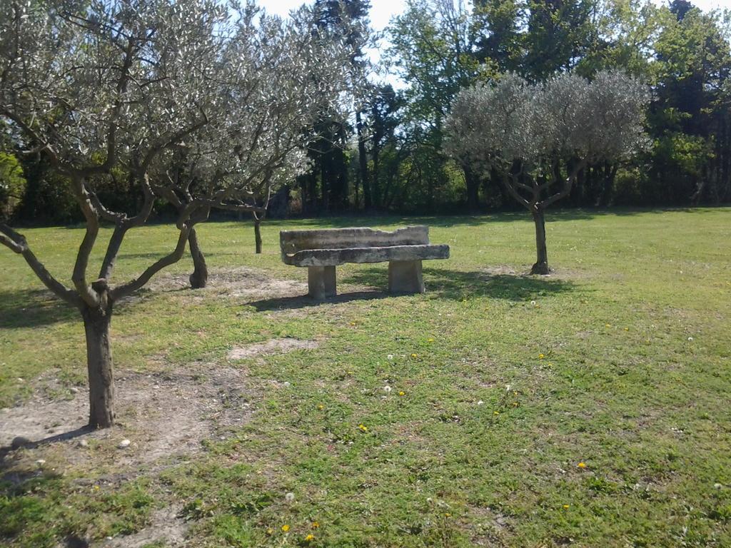 La Bastide Des Amouriers Caumont-sur-Durance Bagian luar foto
